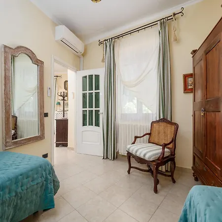 Holiday home Elegant Terrace *